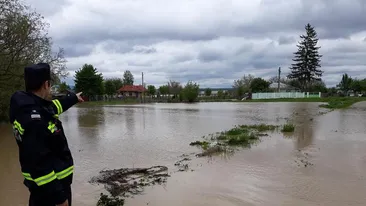 Mai multe persoane surprinse de viitură în județul Alba. Aproape 100 de pompieri au intervenit