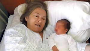 La 60 de ani şi-a văzut visul împlinit. A născut o fetiţă, dar soţul ei...