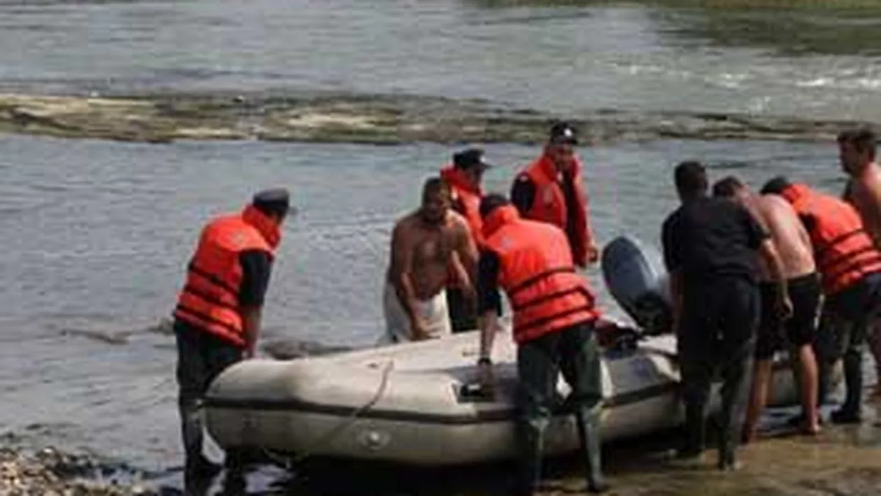 Un copil de 15 ani, inecat in Ialomita, cautat de scafandrii!