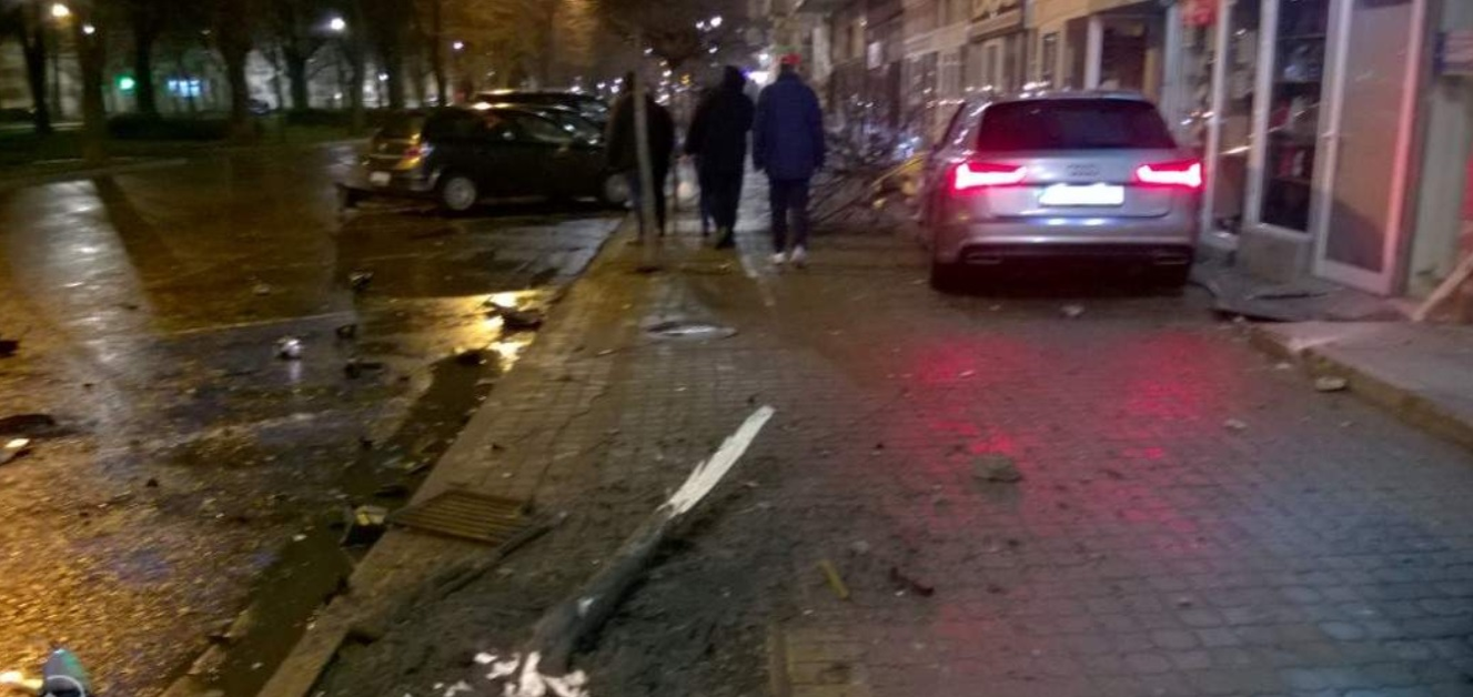 Imagini dramatice în Arad, după un accident! Doi bolizi s-au făcut zob, iar unul a smuls din rădăcini un copac