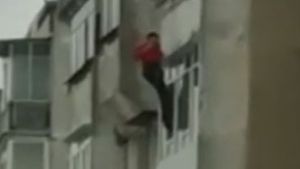 Cine este bărbatul care și-a aruncat tatăl de la etajul al 3-lea al unui bloc din Roman. Poliția îl caută, în continuare, pe agresor, care este acuzat de tentativă de omor
