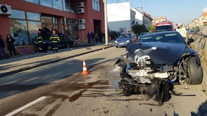 Grav accident în Timișoara, pe strada Iuliu Maniu. Două persoane au fost transportate la spital