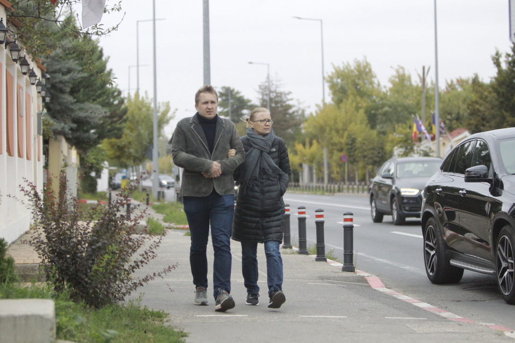 Aleksandras Cesnavicius, la plimbare cu soția, indiferent de vreme / Sursă foto: CANCAN.RO