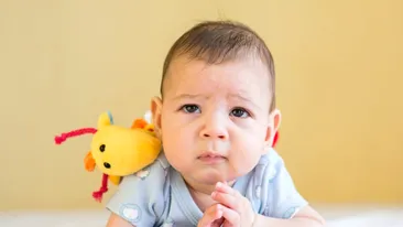 Ca la români! O mămică a schimbat scutecul copilului în zona de mese a unui mall din Constanța