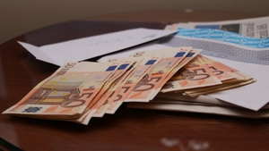 Ce rată plătești la un credit de 5.000 de euro pe 5 ani. Cât plătești în total