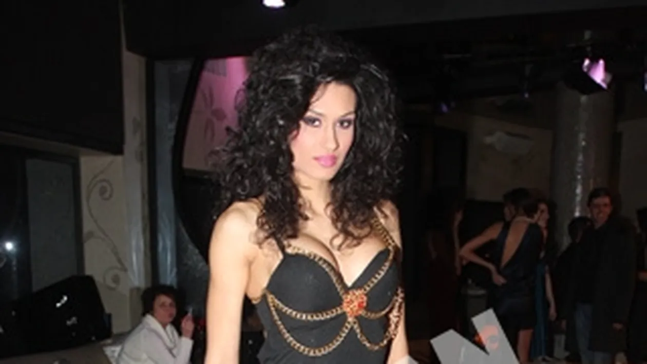 Este permanent in preajma artistului, dar se chinuie sa ramana o prezenta discreta! “Nepoata lu Ilie Nastase” a ajuns la inima manelistului! Ea este iubita preferata a lui Florin Salam!