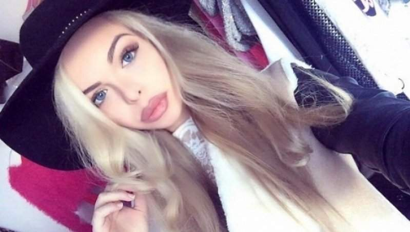 Barbie de România a pozat topless într-un avion de lux. Ce răspuns i-a dat unei prietene care i-a lăsat un comentariu sincer