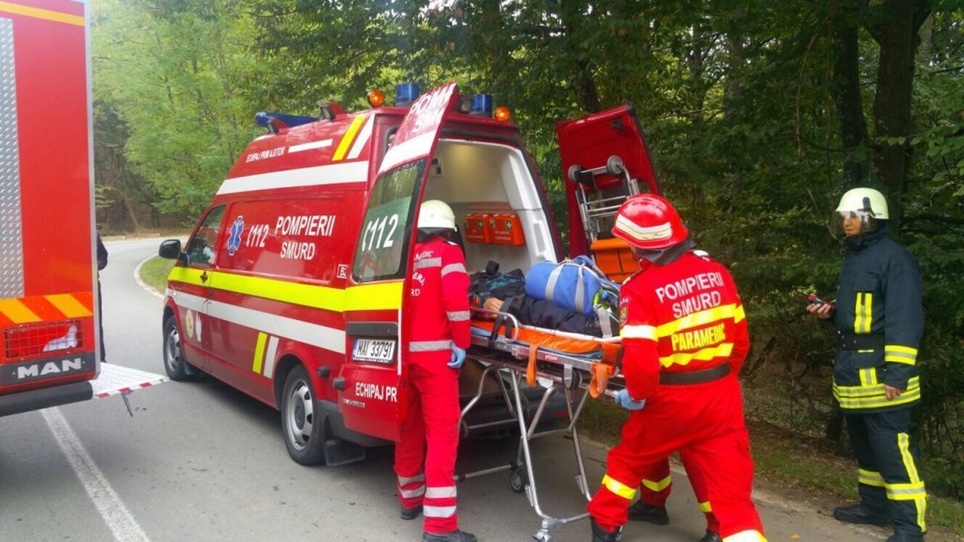 O femeie și copilul de 11 luni din Iași, în stare gravă după ce au fost spulberați de mașină