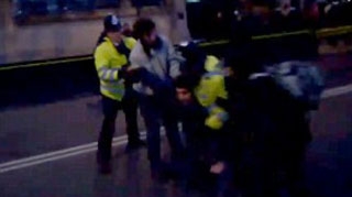 Politia britanica a agresat un tanar  cu handicap sever la protestele de la inceputul lunii