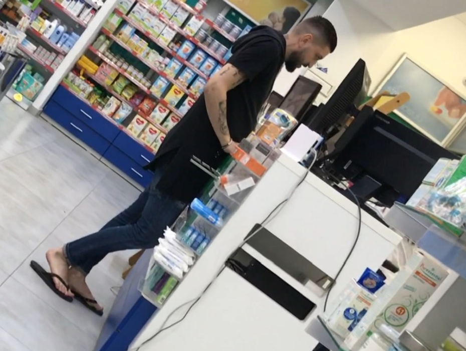 Virgil a mers în toiul nopții la farmacie, în șlapi