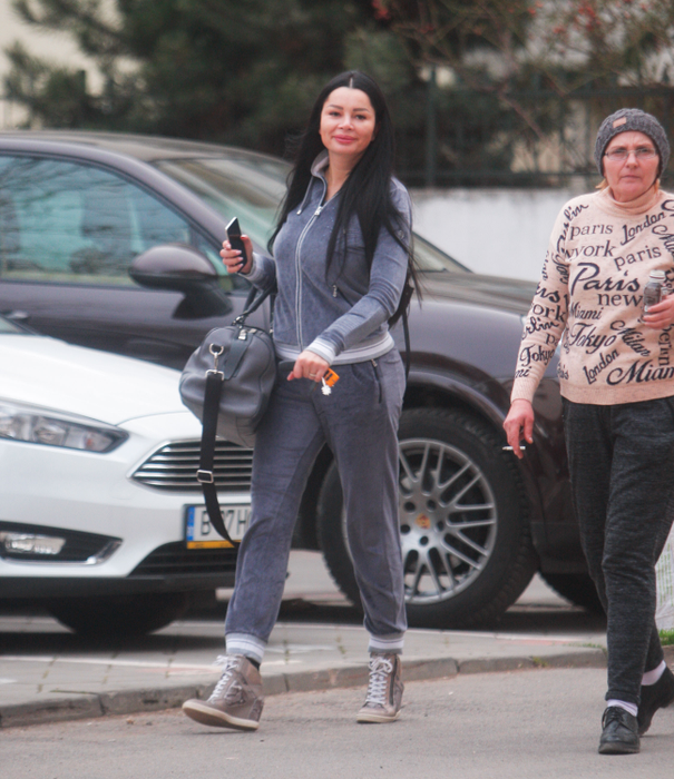 Brigitte s-a îmbrăcat în haine extrem de mulate