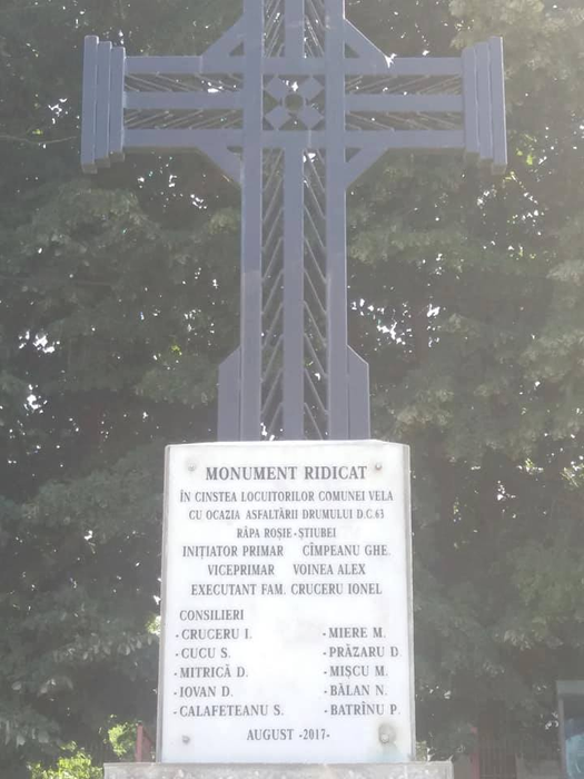 Monumentul ridicat în cinstea asfaltării stârnește controverse