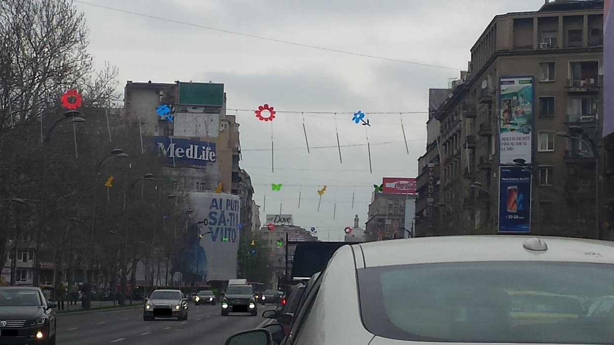 Primele imagini! Bucurestiul, impodobit de Paste! Floricele, iepurasi, fluturasi si luminite!
