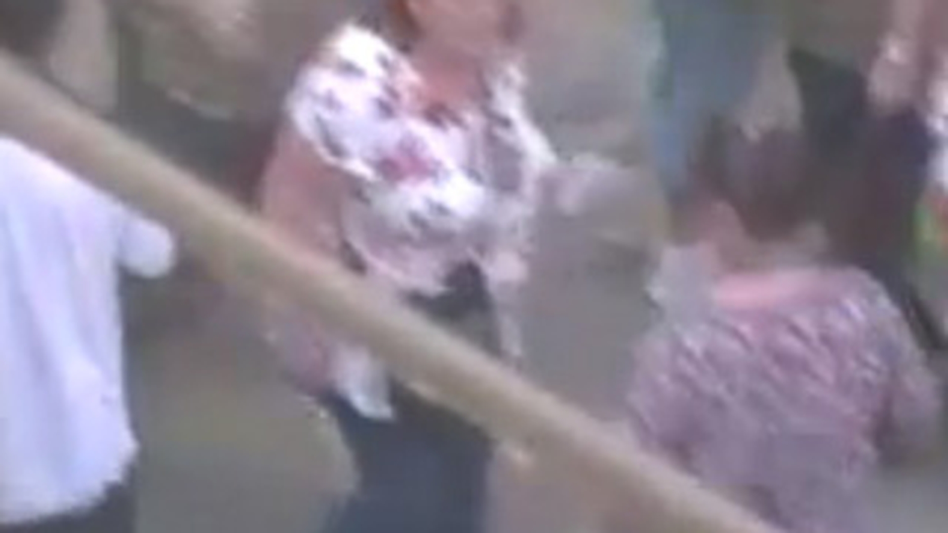 Imagini fabuloase! Doua gospodine si-au carat pumni si picioare intr-o piata din Bucuresti! Vezi ce le-a apucat!