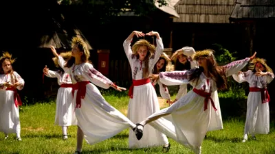 Ziua de Sânziene. De ce se spune că cerurile se deschid pe 24 iunie și ce simbolizează florile galbene