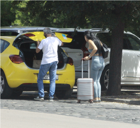 Sofia ia Uberul pentru a ajunge la aeroport, de unde va decola spre Viena