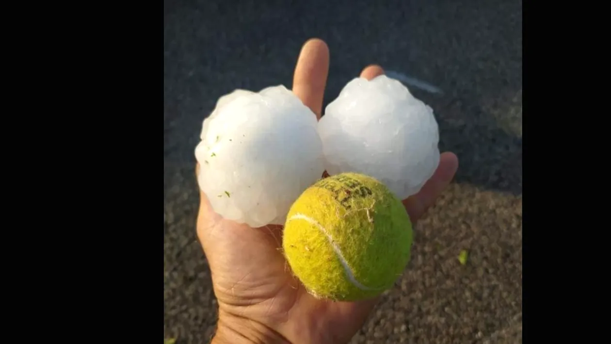 Fenomen extrem! Grindină uriașă, cât mingea de tenis. Bucățile de gheață au făcut pagube serioase