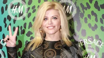 Versace a venit in Romania! Loredana i-a purtat creatiile la inaugurare! Uite ce bine arata si vezi cat costa tinuta ei!