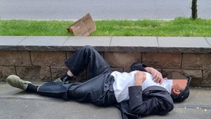 Ce au putut să facă trei tineri din Ferentari unui bărbat beat, căzut în stradă! Lumea a crezut că nu vede bine. FOTO EXCLUSIV