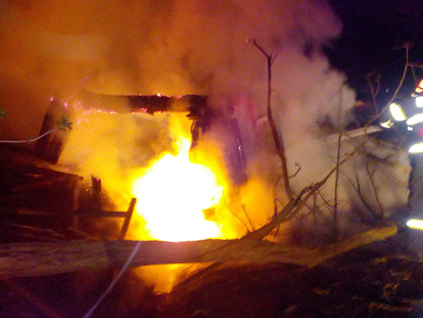 FOTO + VIDEO. Drama unui bărbat din județul Vaslui. La un pas sa arda de viu, în mașina incendiată!