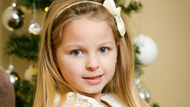 Colegii o strigau "renul Rudolf"! Cum arata inainte de operatie aceasta fetita