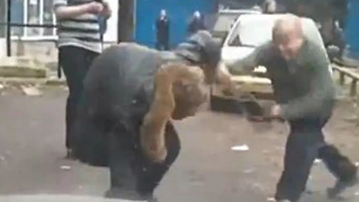 VIDEO Asa bataie nu ai mai vazut de mult! Uite cum isi face dreptate un batranel dupa ce a fost agresat de un betiv!