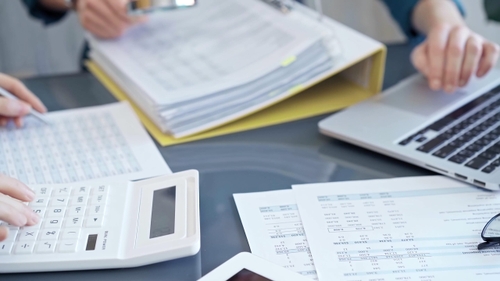 O nouă taxă crește în România. Cine va scoate mai mulți bani din buzunar