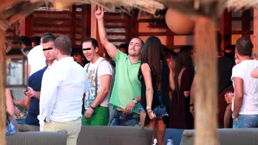 Baietii au facut-o lata la mare! Draghia si Matteo au dat iama in femei. Unul s-a ales cu o satena, altul cu… sase!