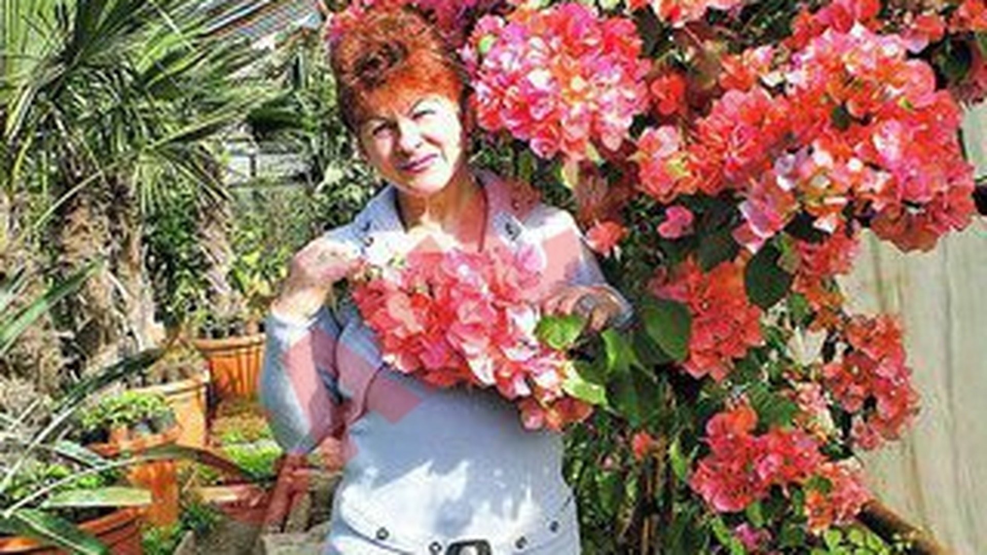Sta de 30 de ani printre flori