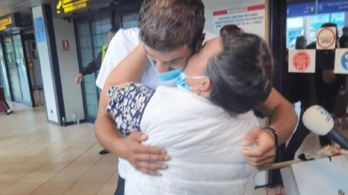 Mama lui Culiță Sterp, în lacrimi în aeroport. Când l-a văzut pe artist, nu l-a recunoscut: „Zici că ai fost sechestrat”