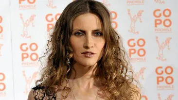 Iulia Albu a dat de pamant cu Anda Adam! “Este un material cu care se imbraca acele canapele foarte ieftine!”