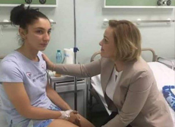 După ce a fost agresată, jandarmerița a fost vizitată la spital de ministrul de Interne, Carmen Dan