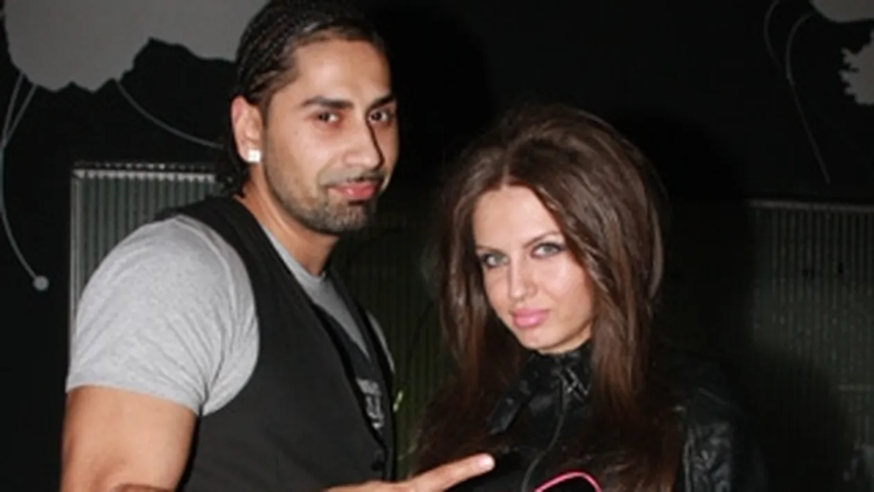 Connect-R a cerut-o in casatorie de doi ani pe iubita lui, Diana, dar a amanat nunta.  Vezi aici motivul incerdibil pentru care inca nu s-a insurat sI secretul relatiei lor