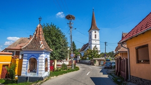 Satul ascuns printre pădurile din România i-a răvășit pe turiștii străini. Comoara de nepretuit care se află în micuța așezare din Transilvania