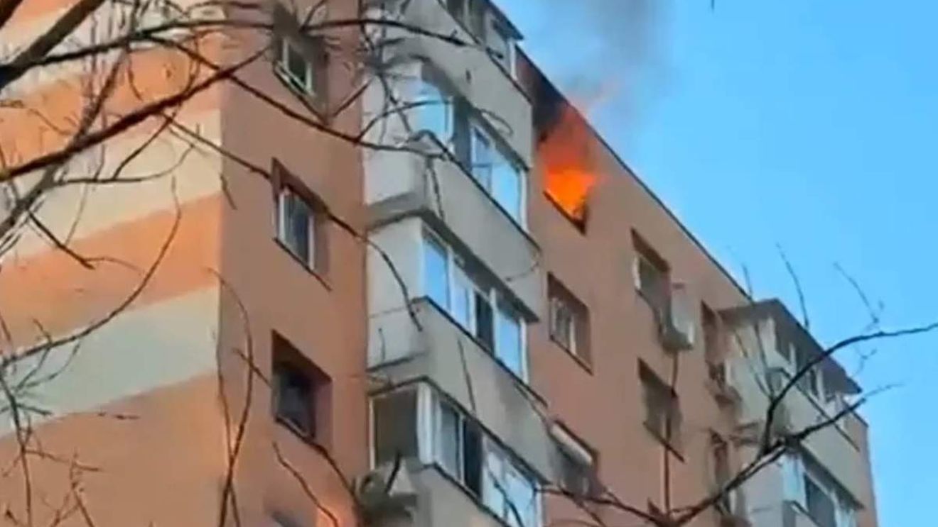 Explozie de proporţii într-un bloc din Capitală! Un tânăr a fost transportat de urgenţă la spital