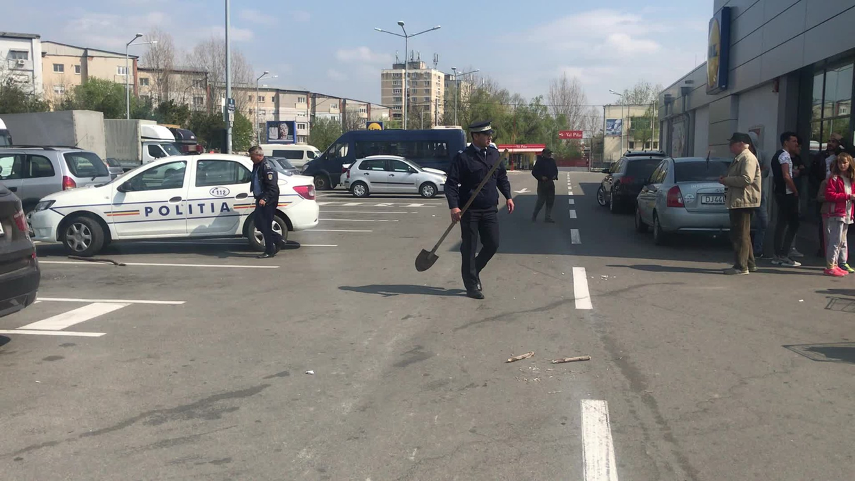 A fost bătaie cu lopeți în parcarea unui supermarket din Balș