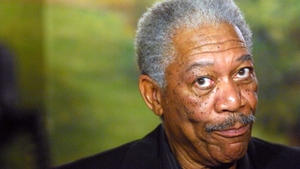 Morgan Freeman poartă tot timpul o mănuşă pe mâna stângă. Iată motivul!