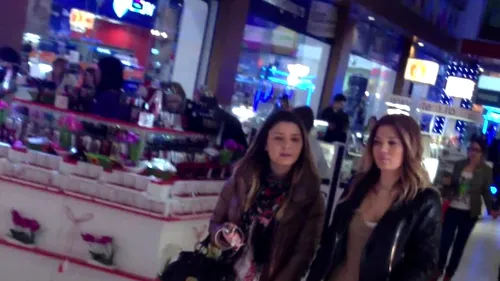 Gina Pistol si-a descoperit o noua pasiune: tablourile! Vezi ce face vedeta intr-un magazin cu obiecte de arta!