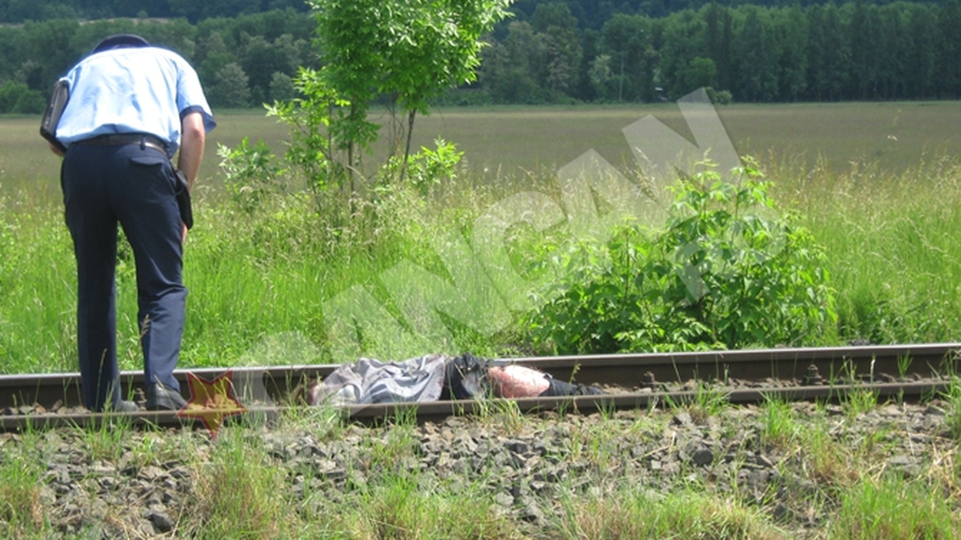 O brasoveanca de 49 de ani s-a aruncat in fata trenului!