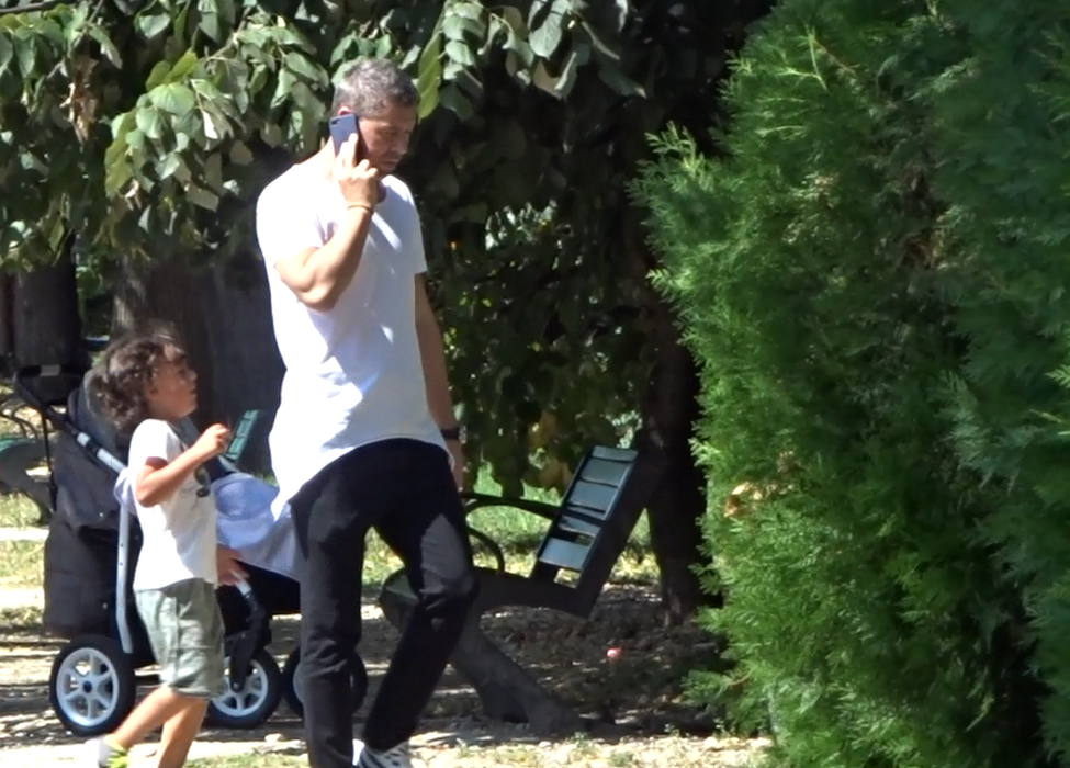 Bogdan Mara a ieşit în parc cu soţia şi copiii