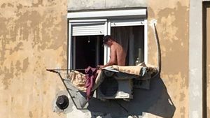 Să vezi și să nu crezi! N-a mai suportat izolarea și a ieșit să facă plajă pe aparatul de aer condiționat