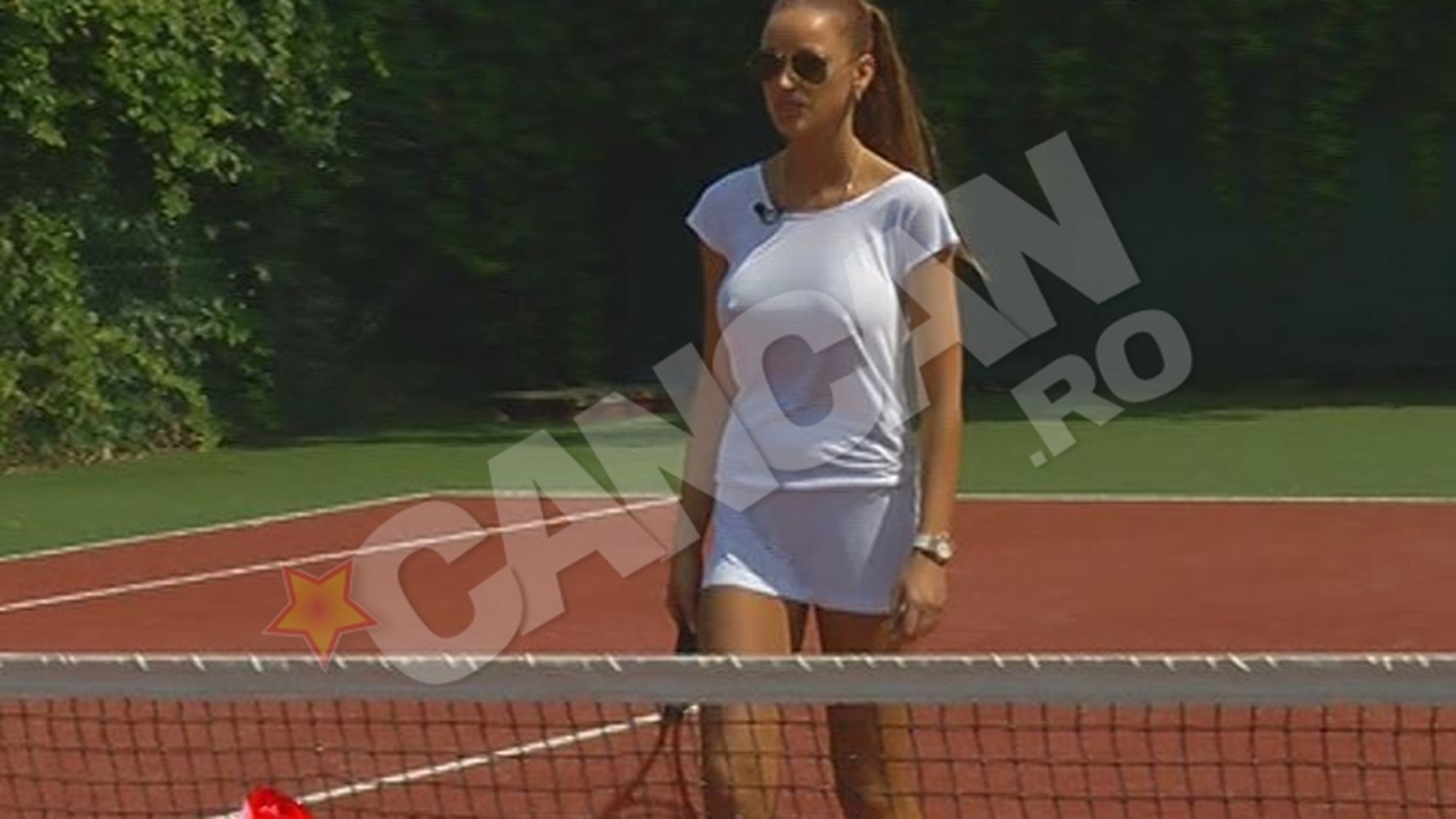 Bianca si-a "nenorocit" adversarul la tenis! A jucat cu sfarcurile la vedere!