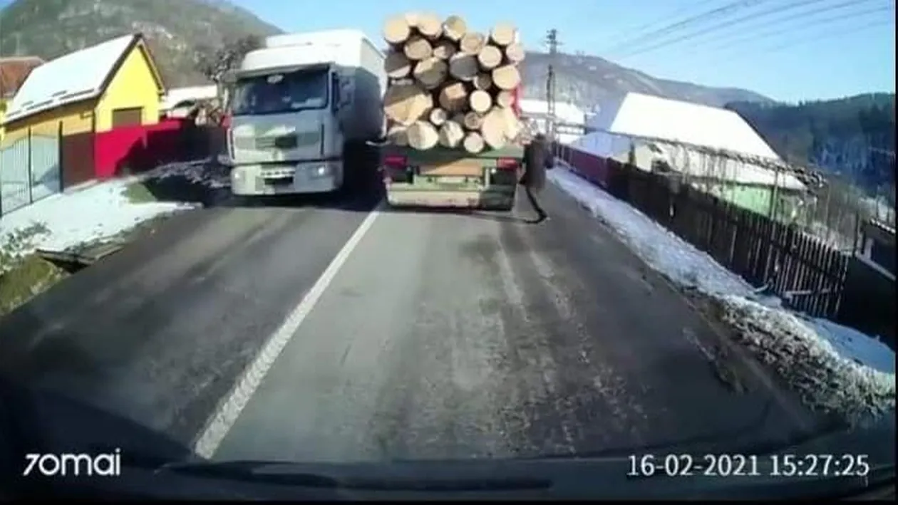 Video incredibil. Un bărbat s-a izbit în mod intenționat de un camion plin cu lemne