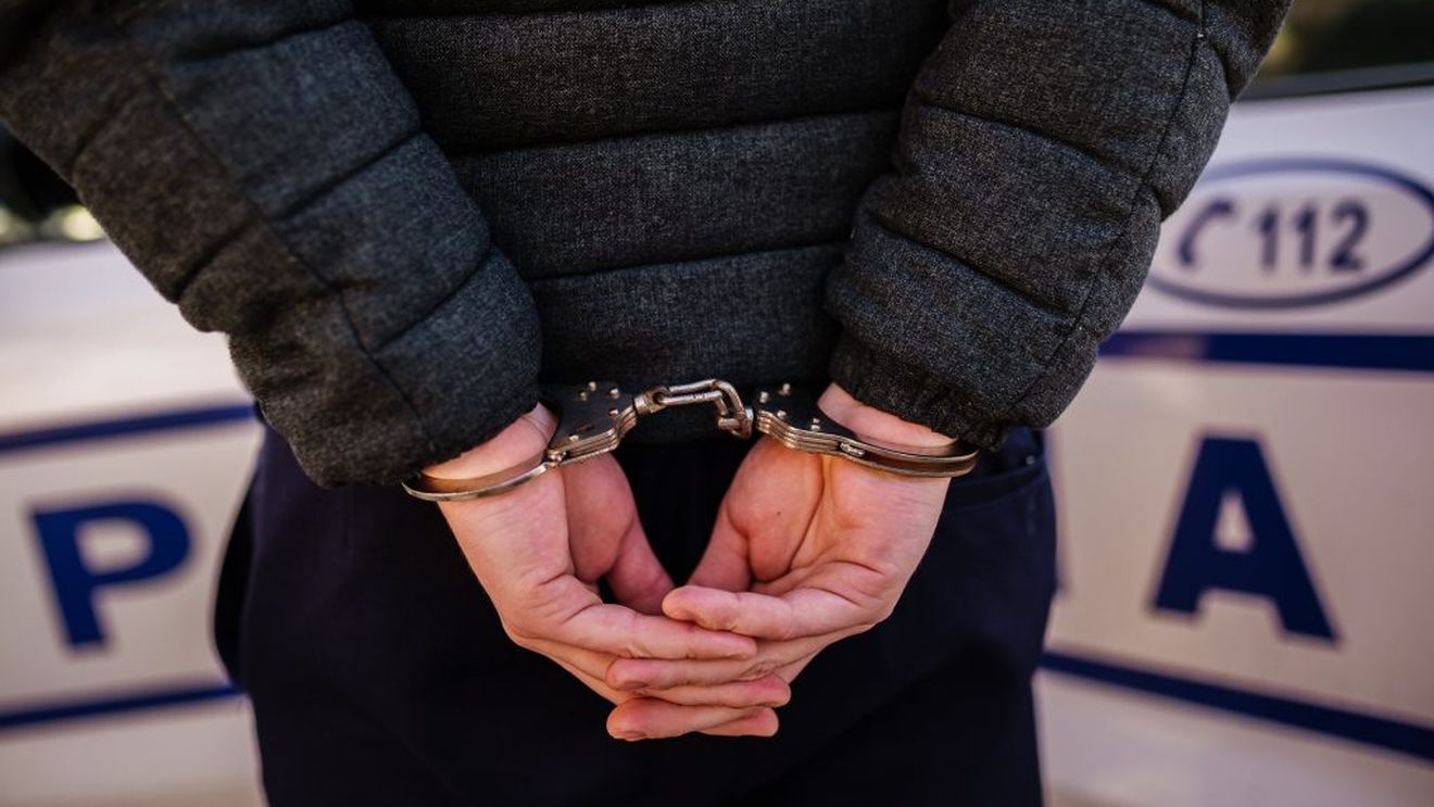 Tânărul care a sărit pe geamul arestului Poliţiei din Caracal este de negăsit