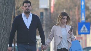 Imagini de pus în ramă! În urmă cu câţiva ani, se certau prin ziare, iar acum… Ellie White & soţul se iubesc ca doi adolescenţi!