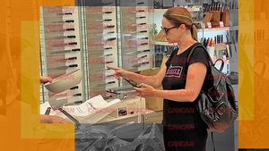 Andreea Marin o face pe... ”bubulina gospodina”! A pus surprizele pe ”hold” și s-a apucat de gătit