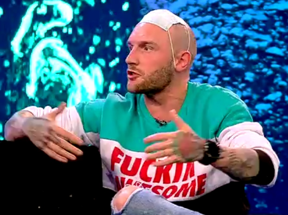 Dan Capatos, cu mască chirurgicală pe față în platoul de la “Xtra Night Show”! Ce a pățit prezentatorul TV