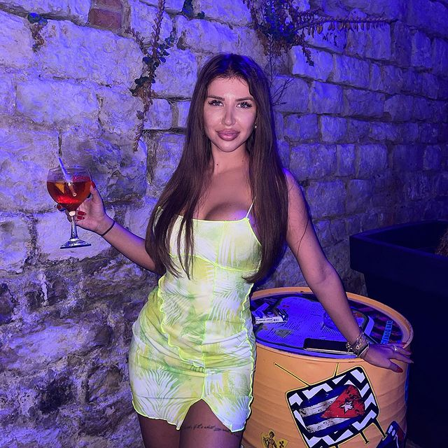 Pielea ciocolatie a Monicăi provoacă nebunie! / Sursă foto: Instagram.com