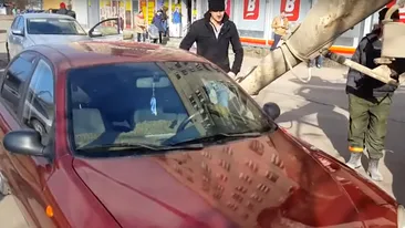 Acest bărbat din Rusia a umplut maşina soţiei sale cu ciment, drept răzbunare pentru că femeia şi-a schimbat numele de familie. Imaginile au ajuns rapid virale