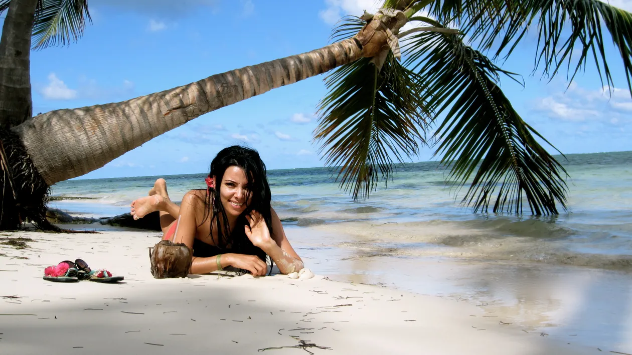 Imagini incendiare din vacanţa Corinei Caragea! Uite ce frumoasă şi sexy e bruneta! Vă place sau nu?